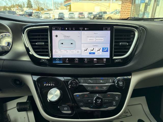 Used 2024 Chrysler Pacifica Touring-L image 10