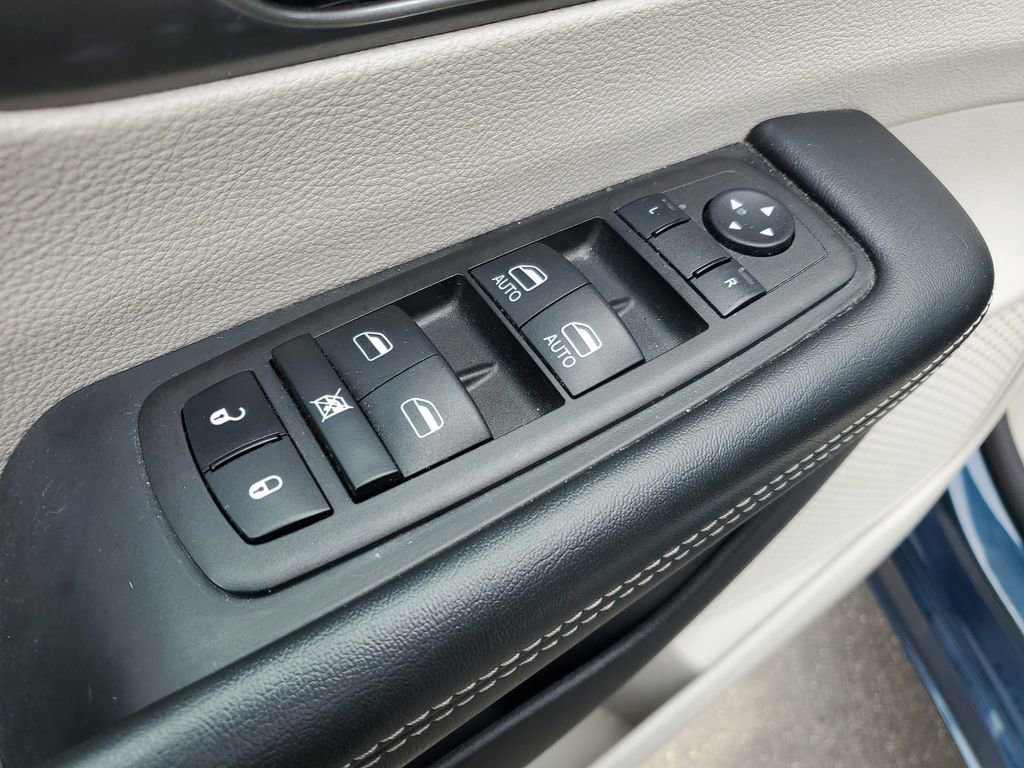 Used 2023 Chrysler Pacifica Touring-L image 24