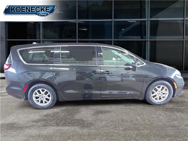 Used 2023 Chrysler Pacifica Touring-L image 3