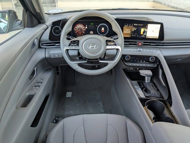 Used 2025 Hyundai Elantra SEL image 13