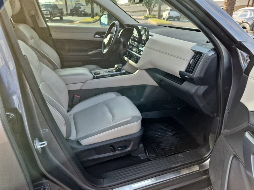 Used 2022 Nissan Pathfinder SL w/ Lighting Package (N92) AWD/4WD image 23