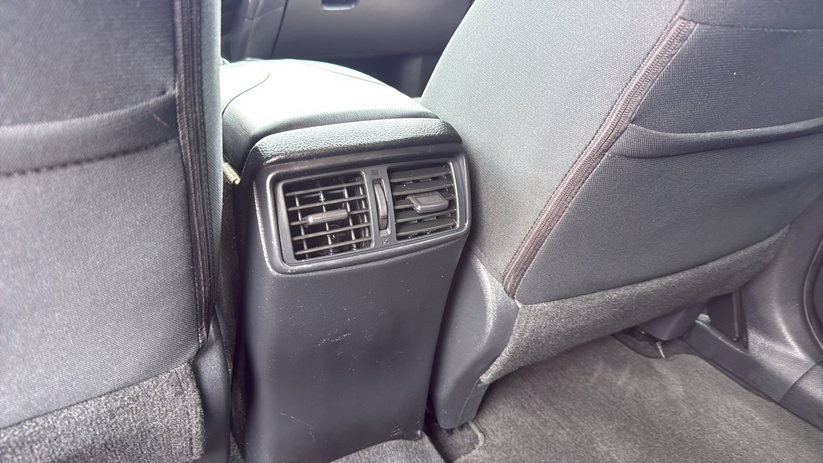 Used 2018 Nissan Rogue SV w/ Premium Package FWD image 27