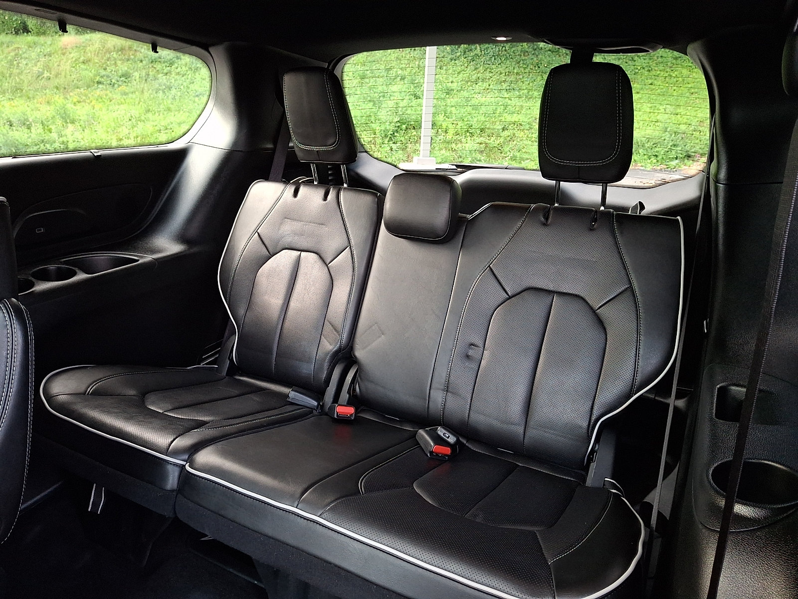 Used 2025 Chrysler Pacifica Limited FWD image 10