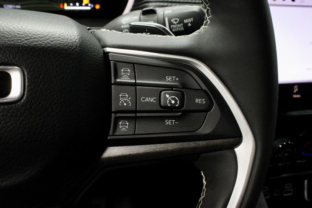 Used 2023 Jeep Grand Cherokee Limited w/ Black Appearance Package AWD/4WD image 28