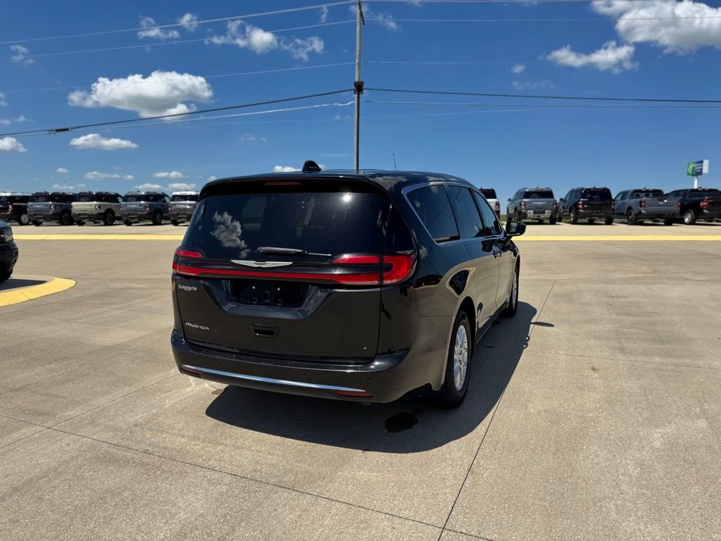 Used 2023 Chrysler Pacifica Touring-L FWD image 5