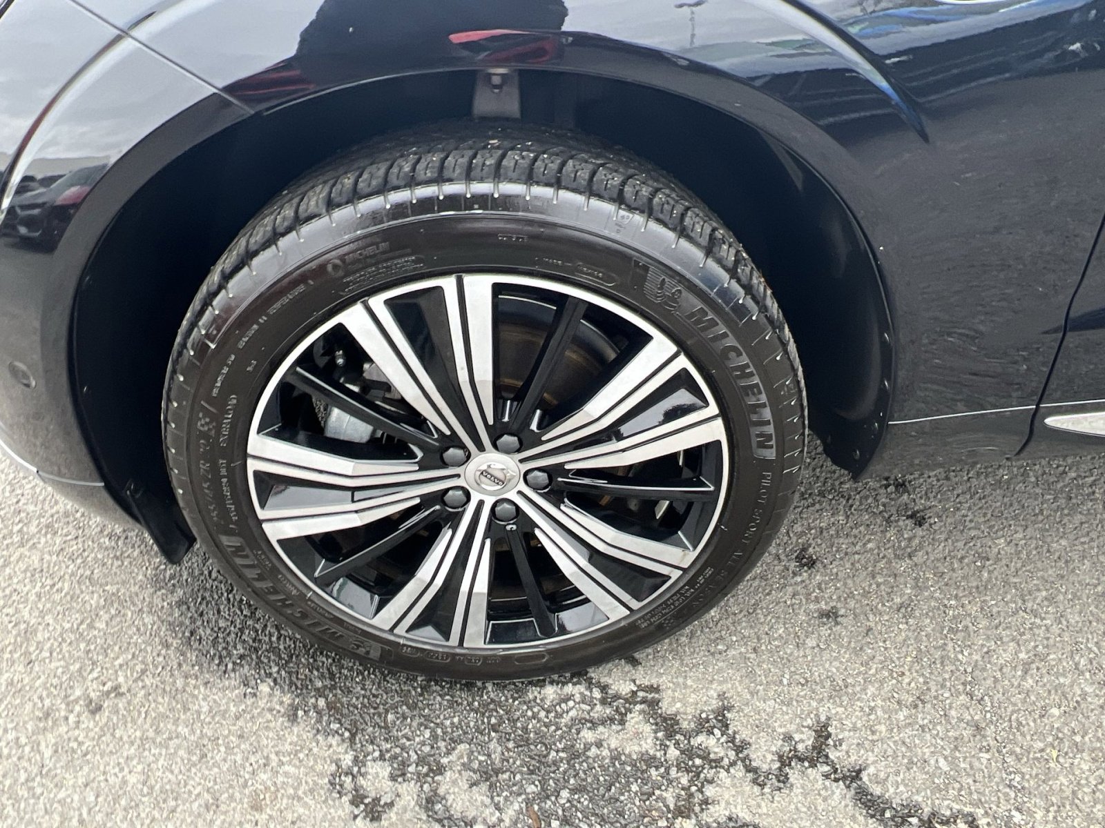 Used 2023 Volvo XC60 T8 Plus w/ Protection Package Premier image 12