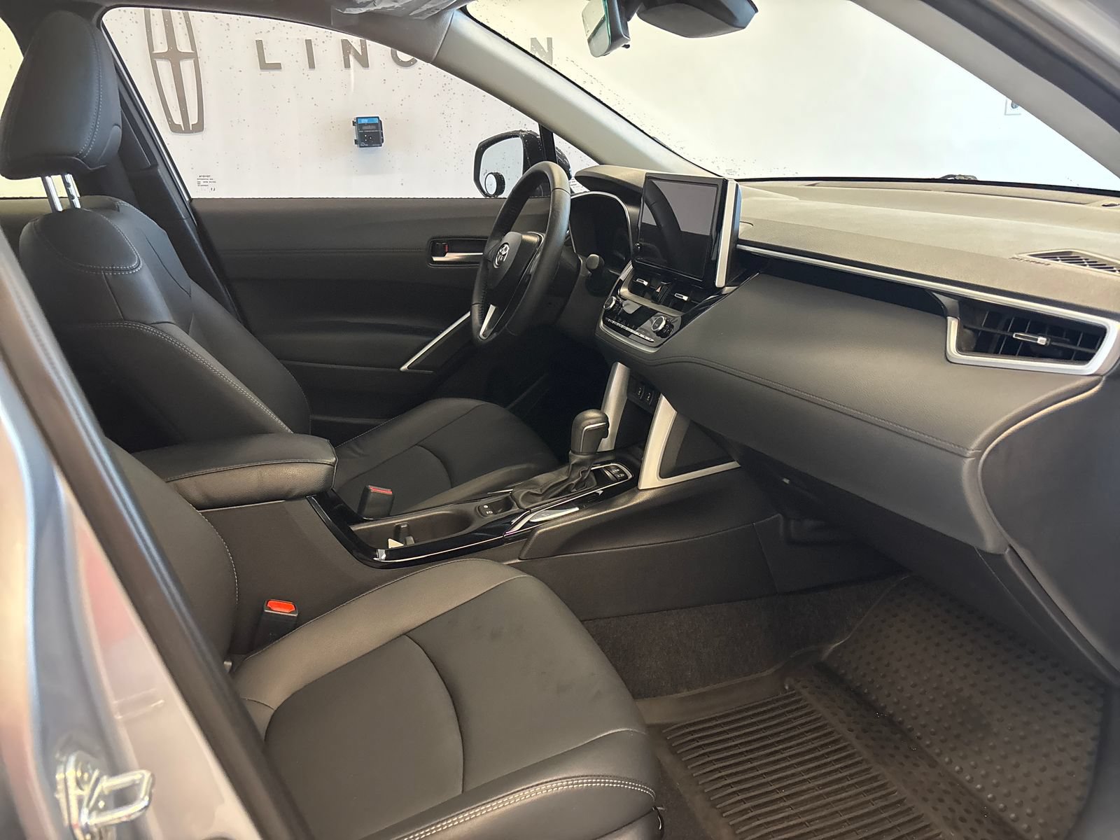 Used 2025 Toyota Corolla Cross XLE w/ Convenience Package FWD image 6