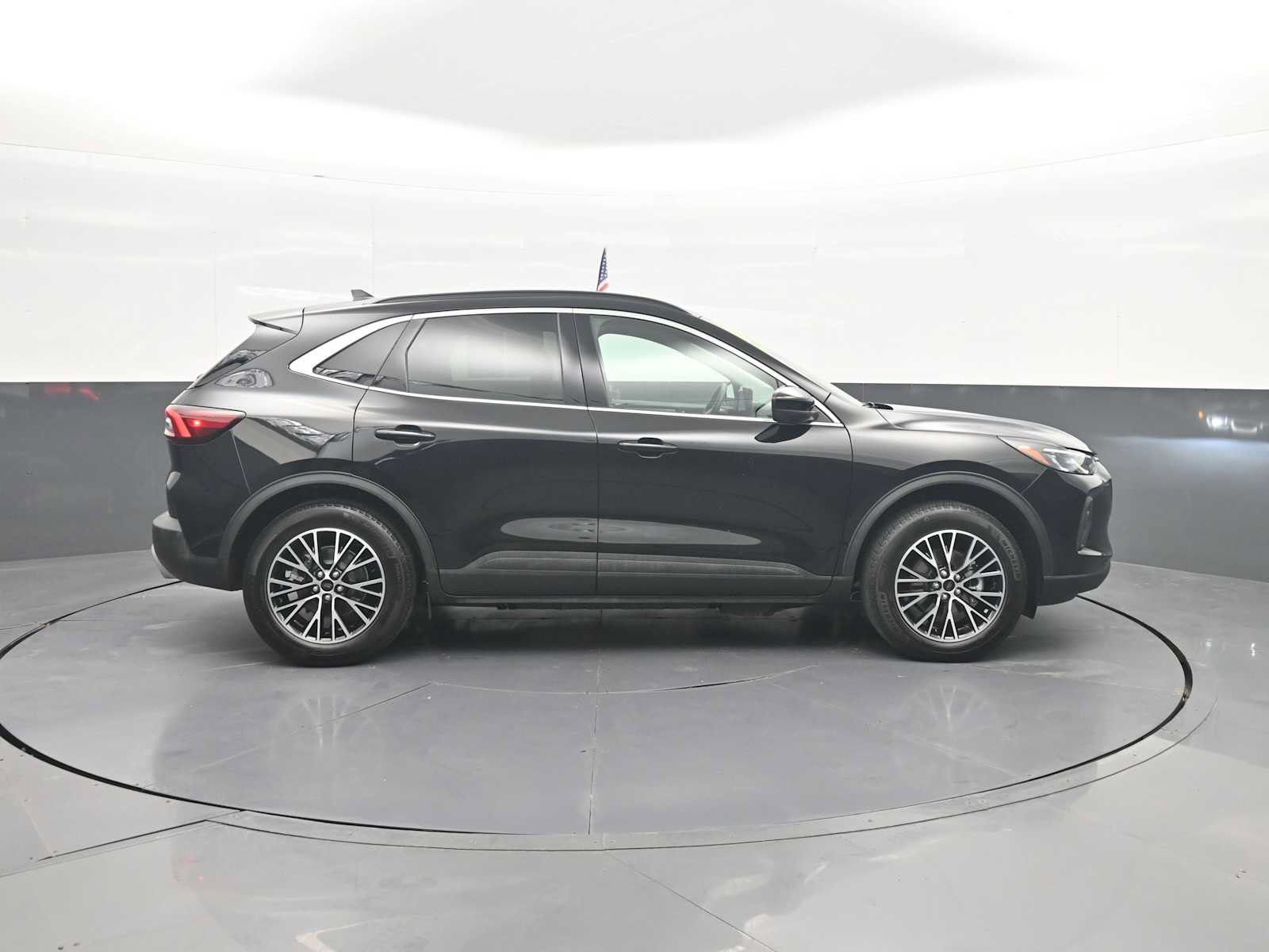 Certified 2026 Ford Escape SE w/ PHEV Premium Package FWD image 9