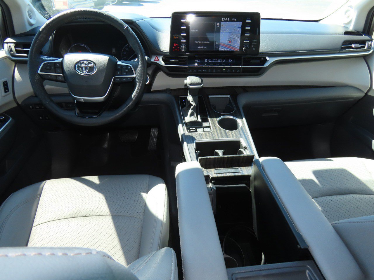 Used 2023 Toyota Sienna Limited image 25