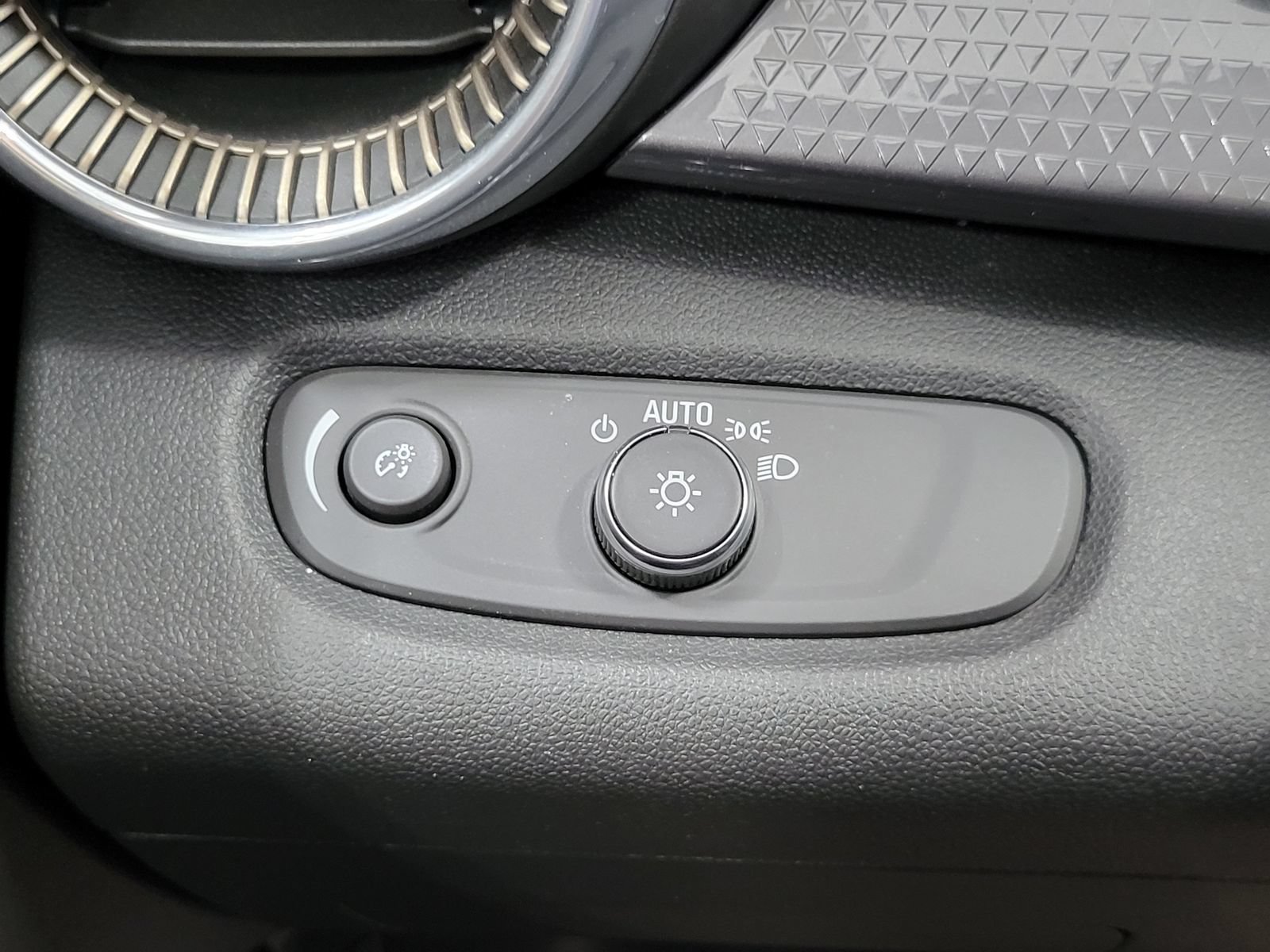 Used 2024 Chevrolet Trax ACTIV w/ Sunroof Package FWD image 15