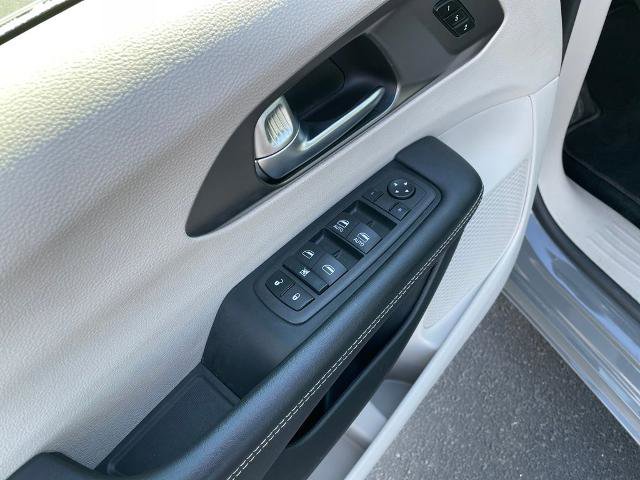 Used 2023 Chrysler Pacifica Touring-L image 13
