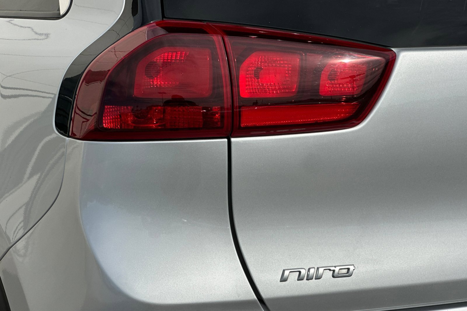 Used 2018 Kia Niro LX image 26