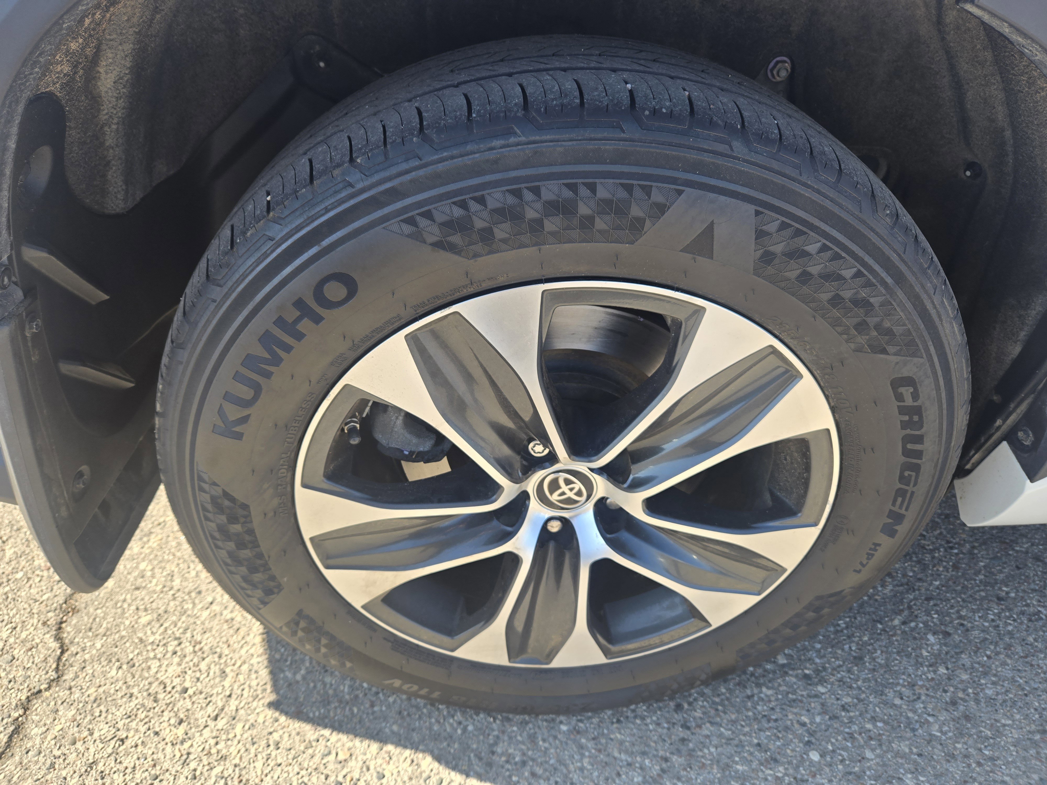 Used 2022 Toyota Highlander XLE AWD/4WD image 17