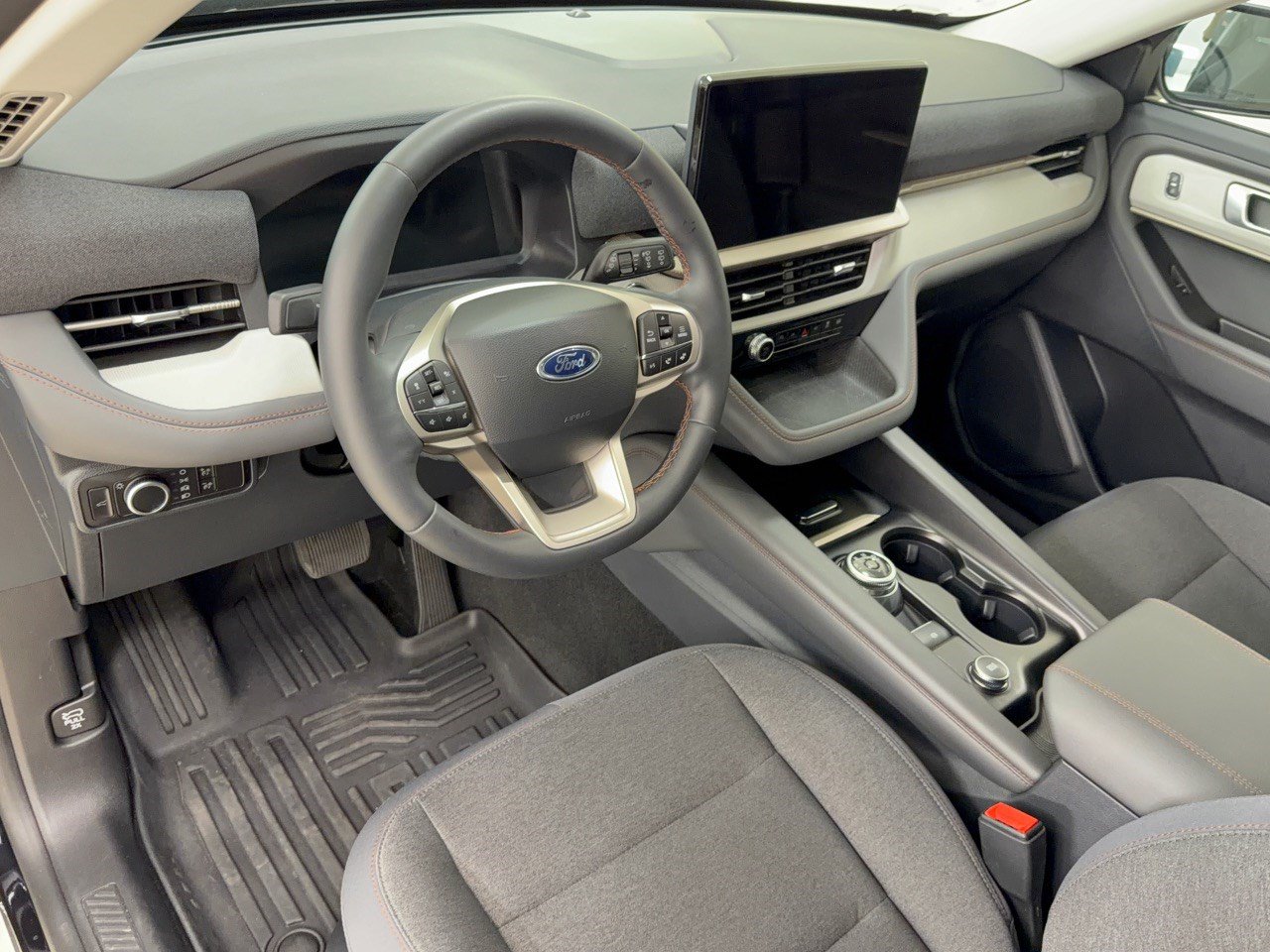 Certified 2025 Ford Explorer Active RWD image 4