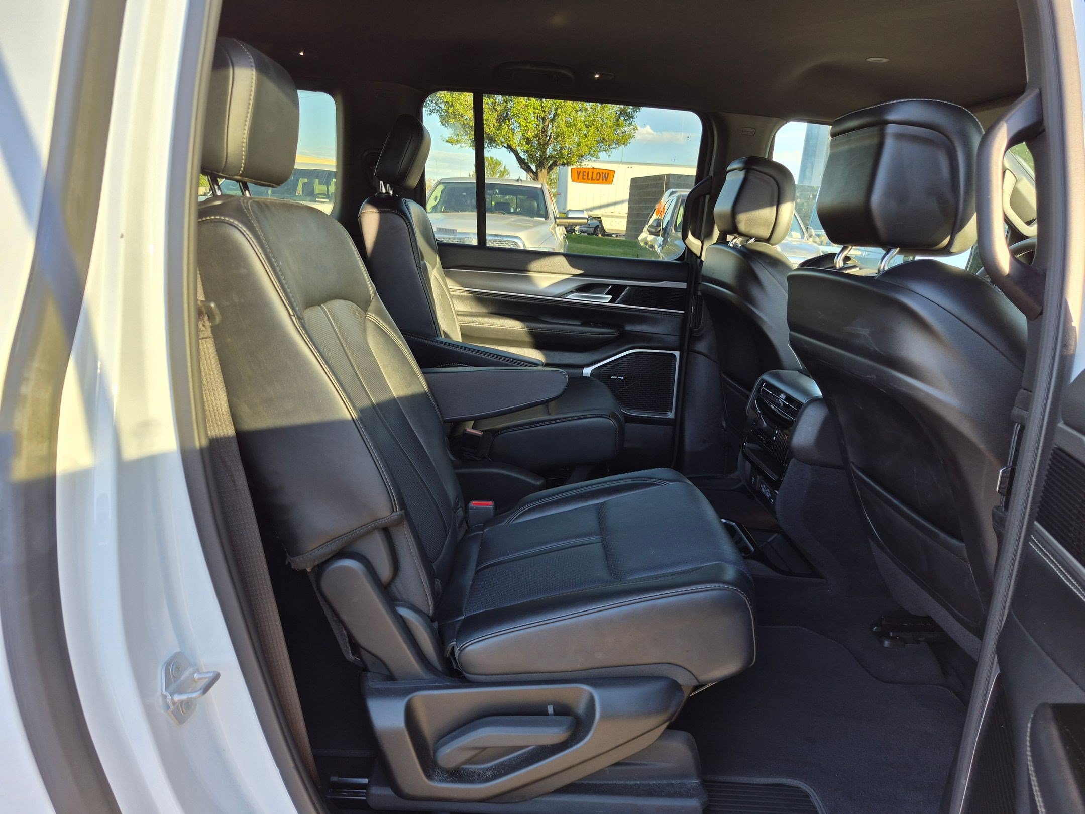 Used 2025 Jeep Wagoneer L Series II AWD/4WD image 34