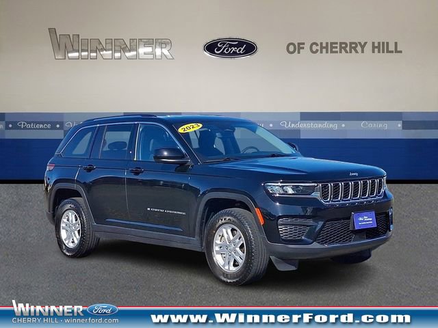 Used 2023 Jeep Grand Cherokee Laredo w/ Luxury Tech Group I AWD/4WD image 1