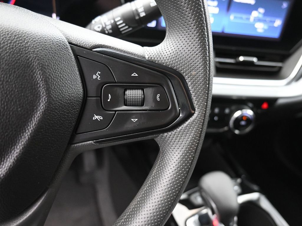 Used 2025 Chevrolet Trax LT image 28