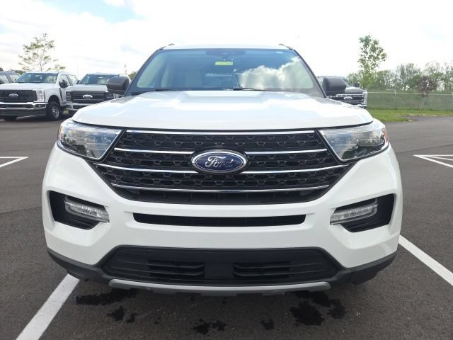 Certified 2021 Ford Explorer XLT w/ Equipment Group 202A AWD/4WD image 3