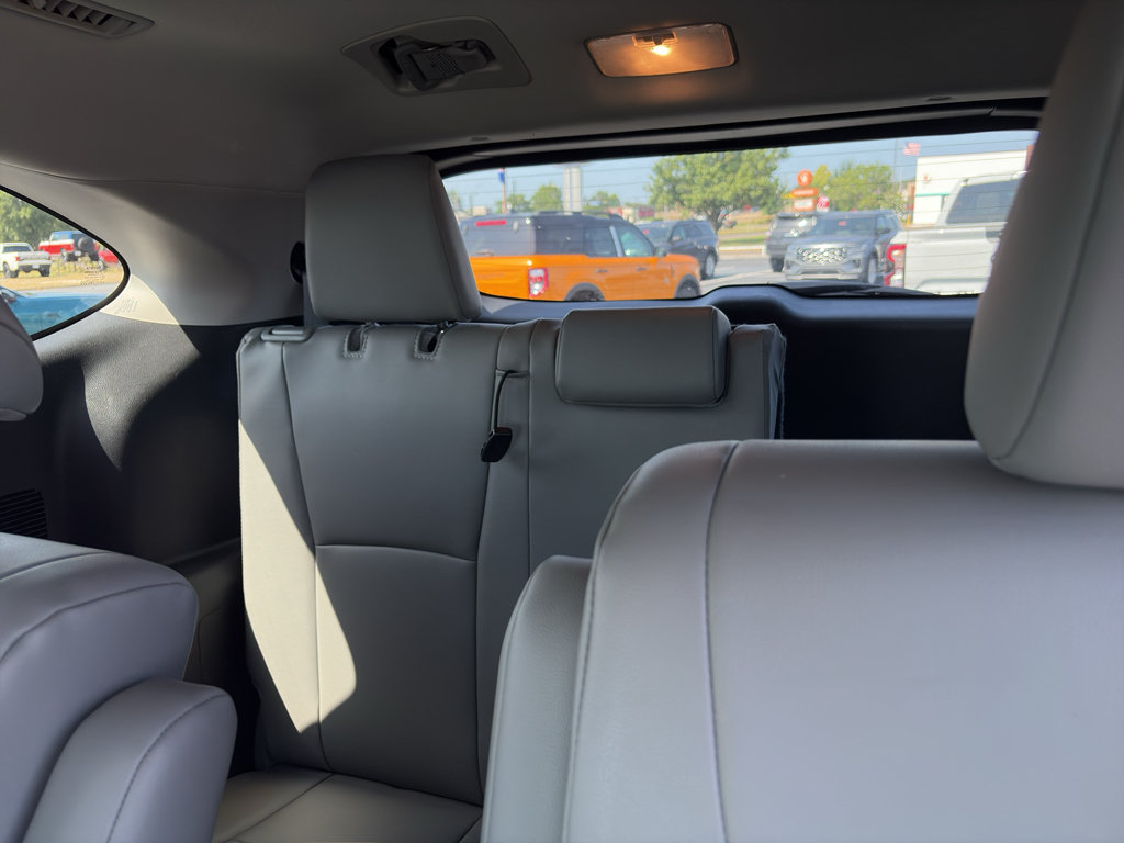 Used 2024 Toyota Highlander XLE FWD image 14