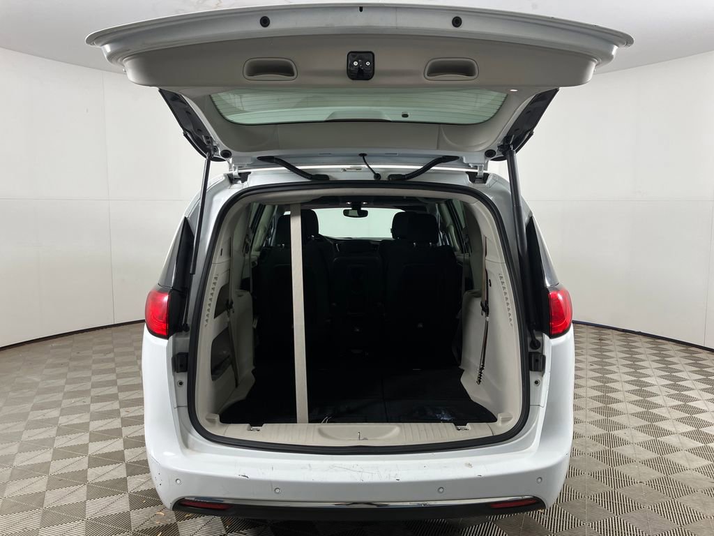 Used 2019 Chrysler Pacifica Touring Plus w/ Tire & Wheel Group image 28