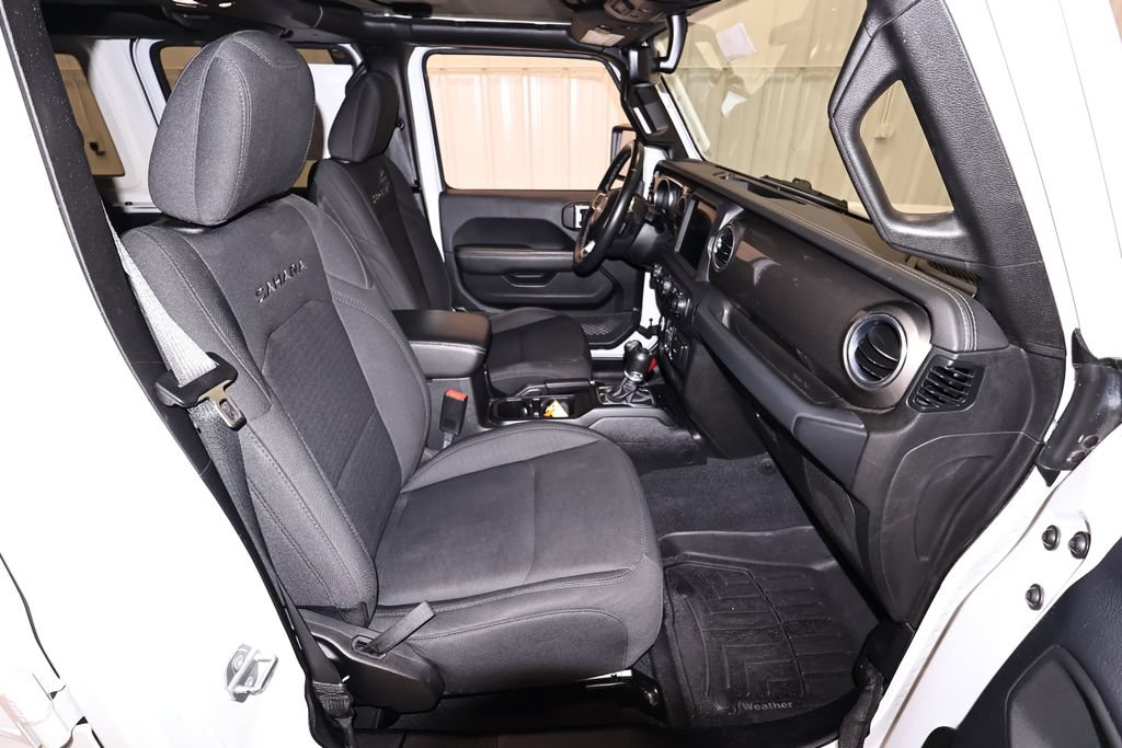 Used 2019 Jeep Wrangler Unlimited Sahara w/ Uconnect 4C Nav & Sound Group AWD/4WD image 18