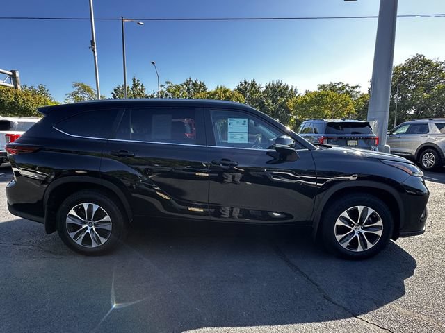Used 2024 Toyota Highlander XLE AWD/4WD image 4