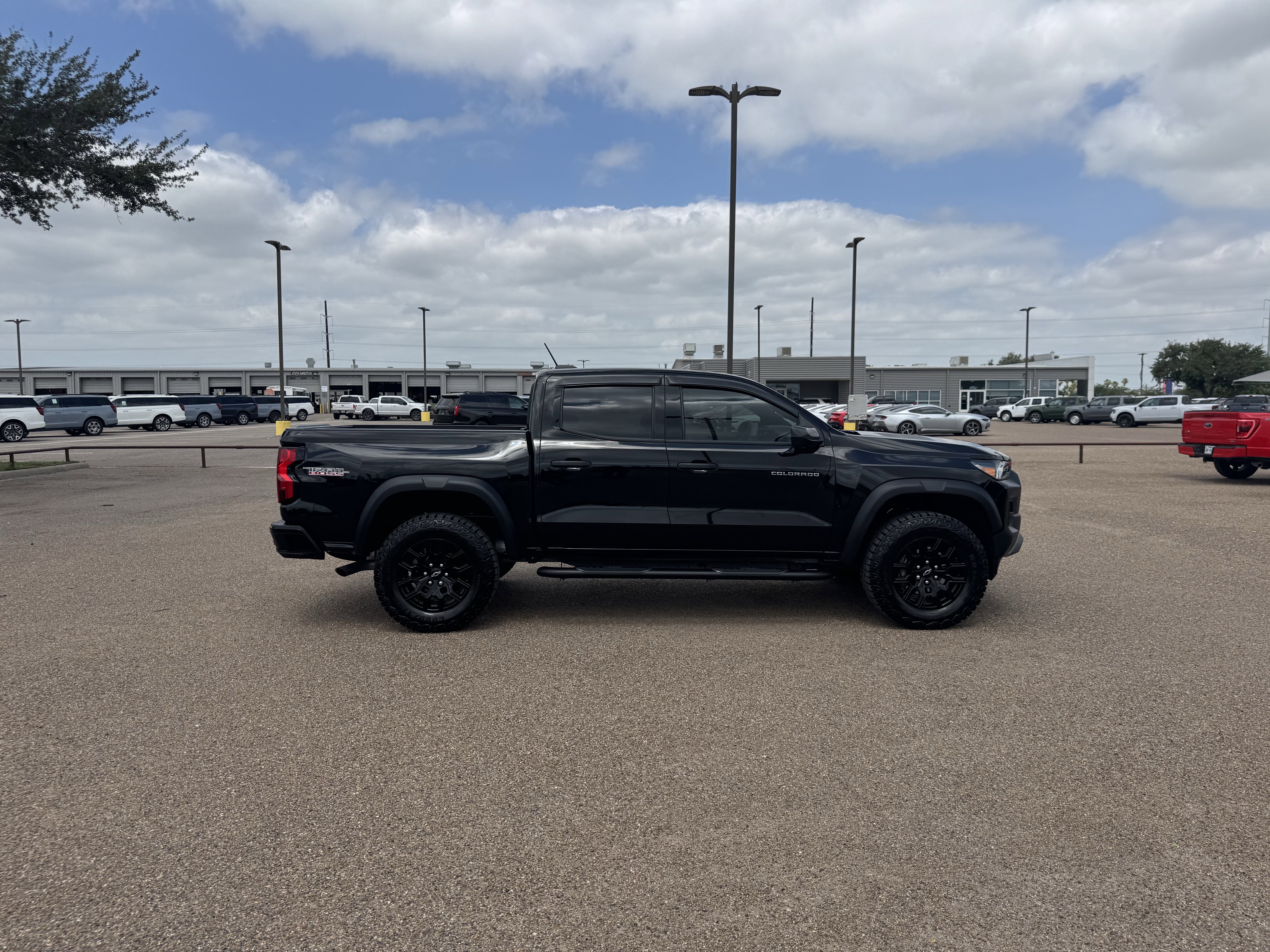 Used 2025 Chevrolet Colorado Trail Boss AWD/4WD image 4