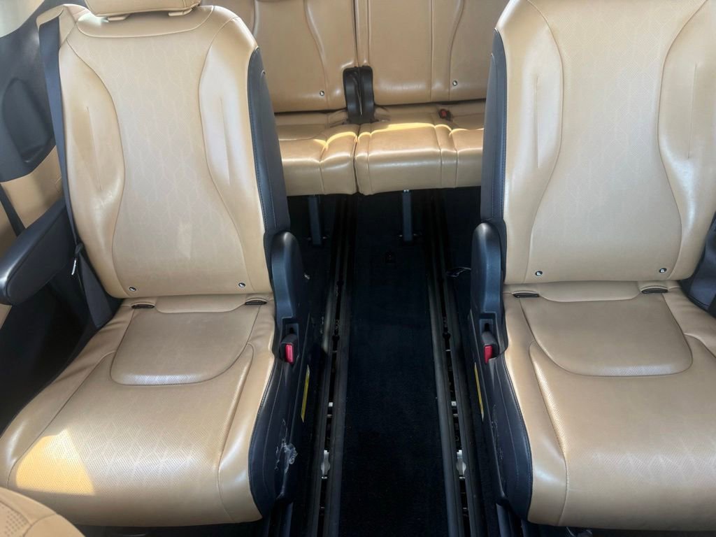 Used 2024 Kia Carnival LX FWD image 25