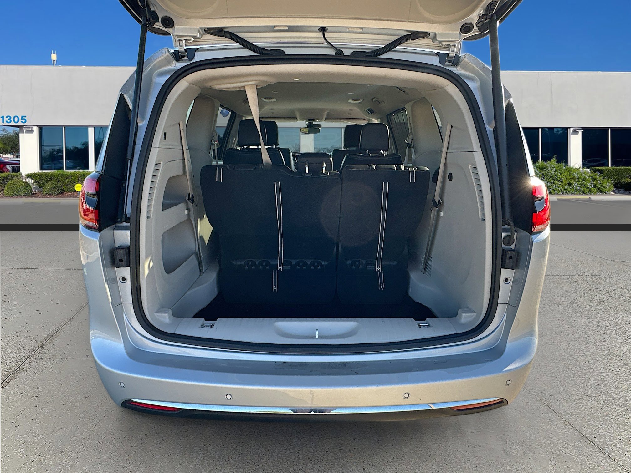 Used 2024 Chrysler Pacifica Touring-L image 23