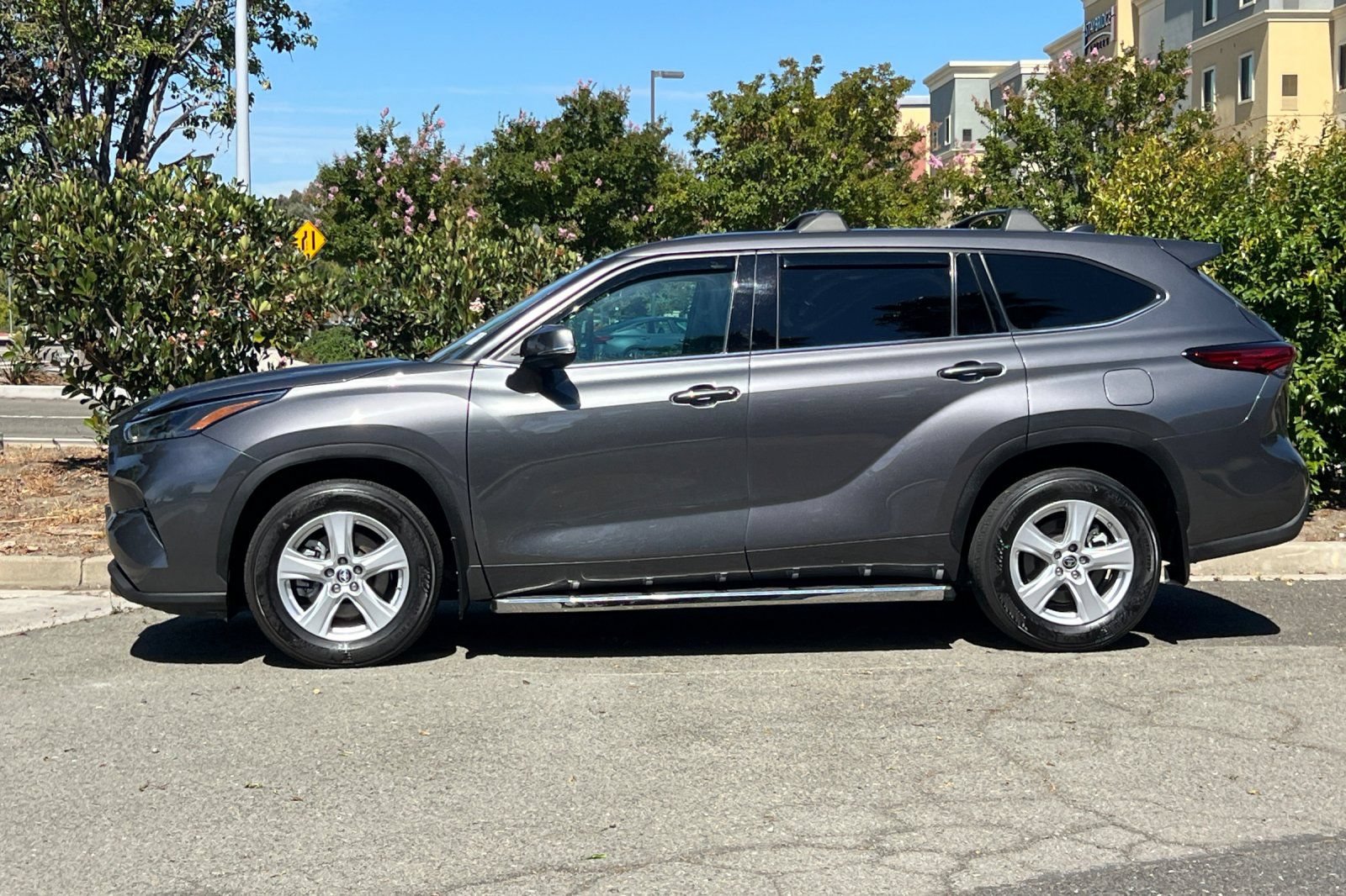 Used 2022 Toyota Highlander LE FWD image 7