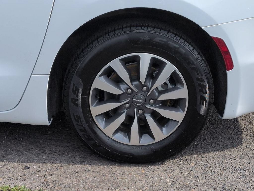 Used 2023 Chrysler Pacifica Touring-L FWD image 32