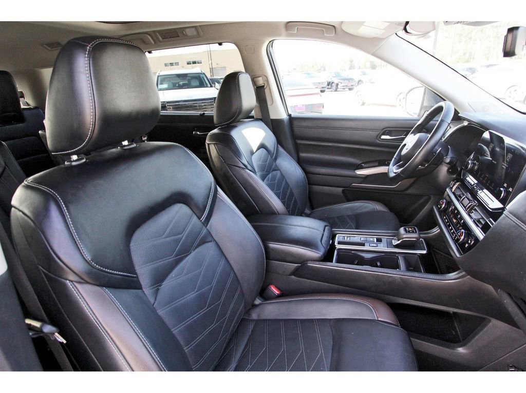 Used 2023 Nissan Pathfinder Platinum image 33