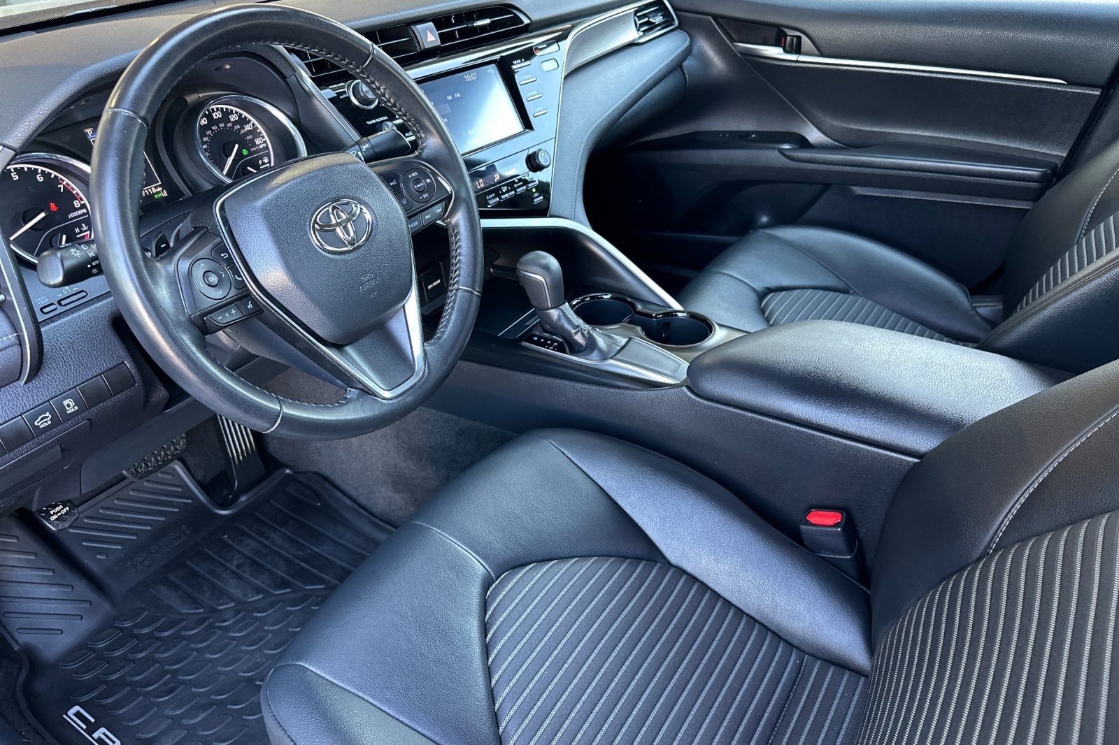 Used 2019 Toyota Camry SE w/ Convenience Package FWD image 9