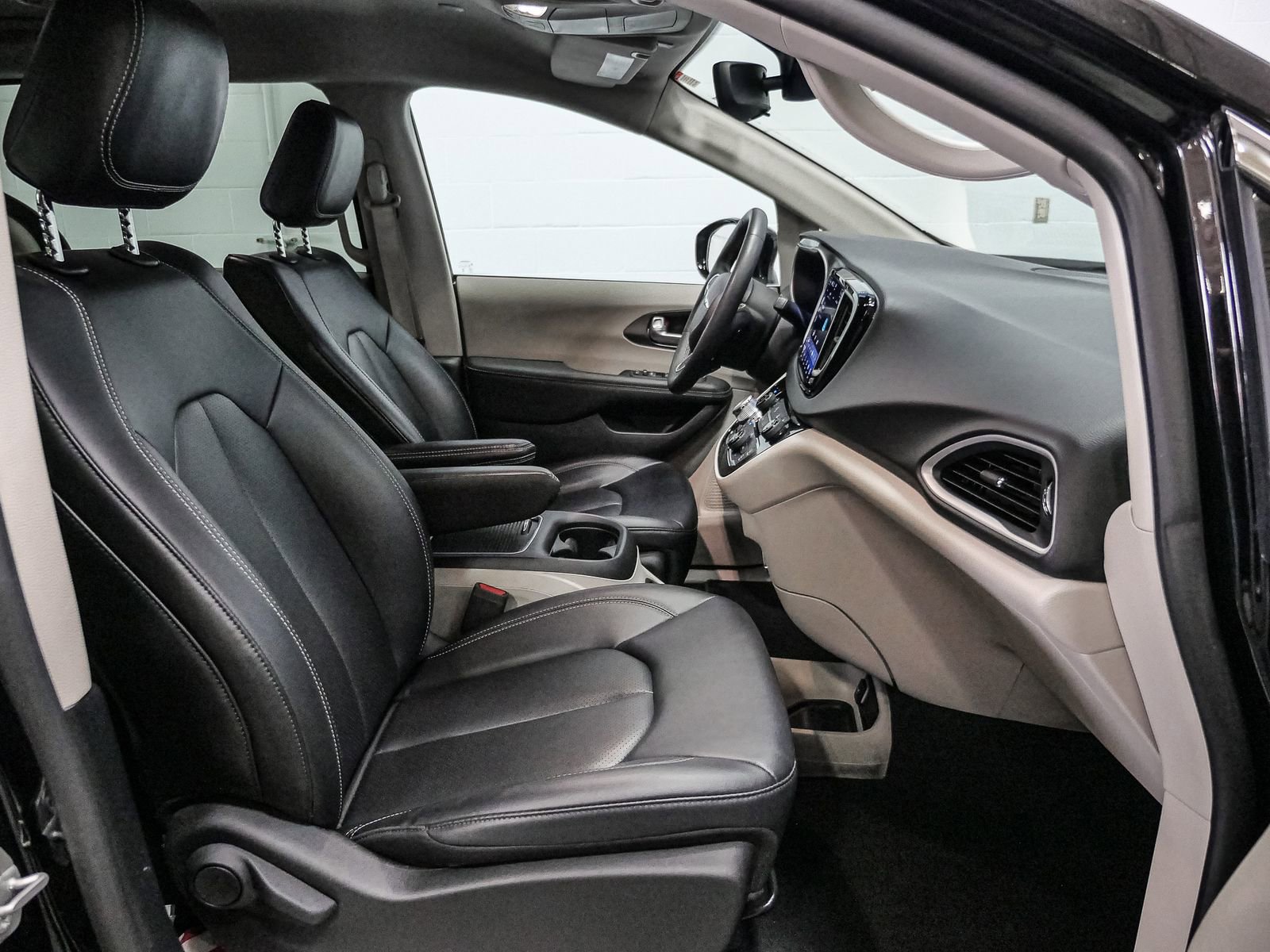 Used 2024 Chrysler Pacifica Touring-L image 22