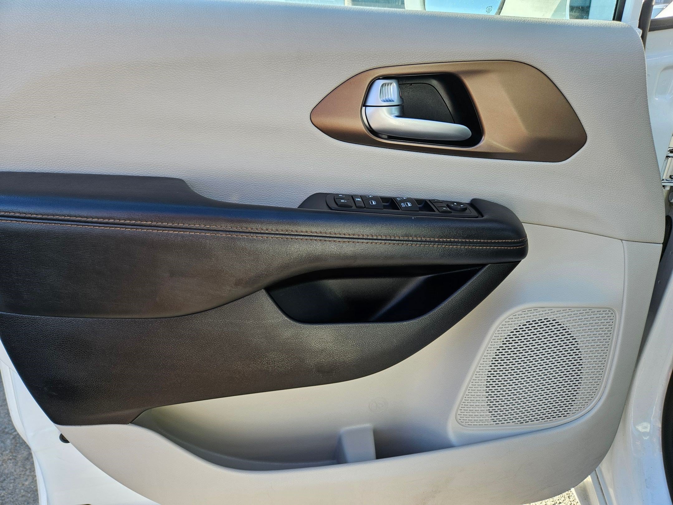 Used 2017 Chrysler Pacifica Touring-L FWD image 14