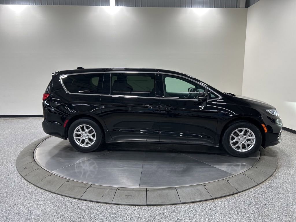Used 2025 Chrysler Pacifica Select image 6