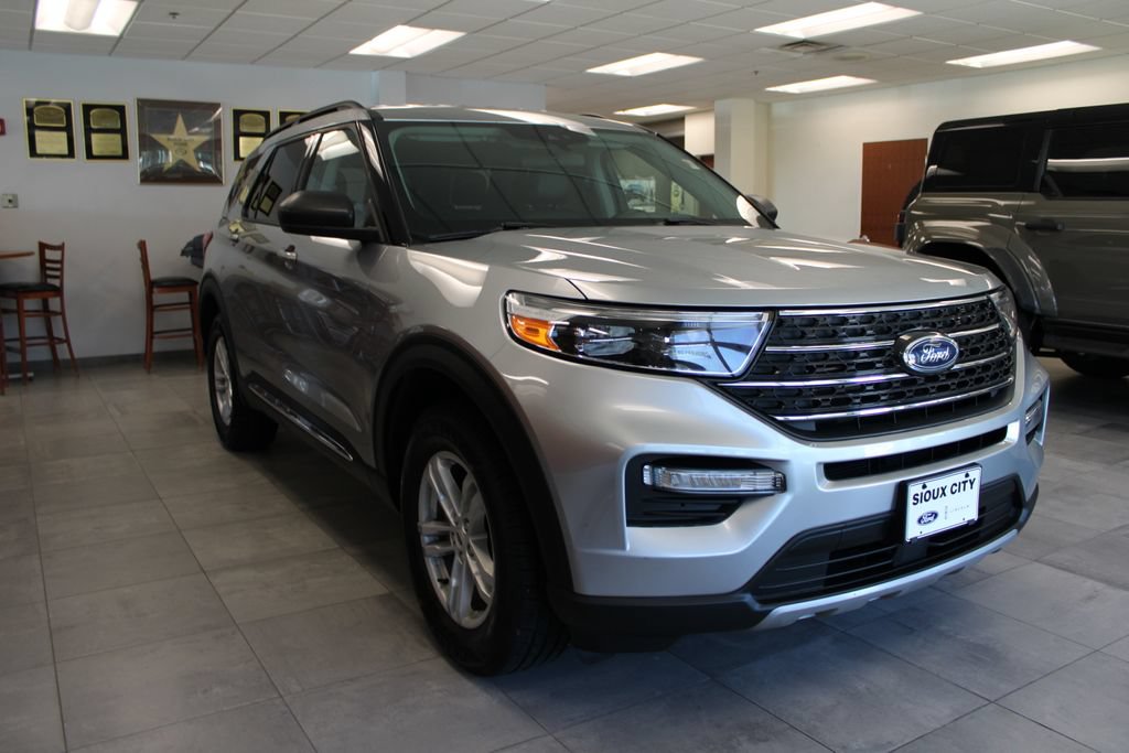Certified 2024 Ford Explorer XLT w/ Equipment Group 202A AWD/4WD image 3