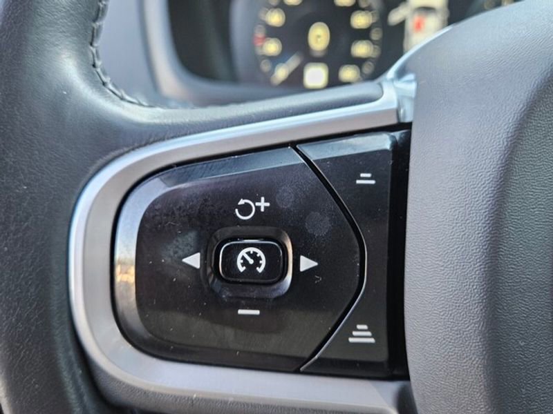 Used 2020 Volvo XC90 T5 Momentum image 25