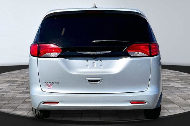 Used 2022 Chrysler Voyager LX image 6