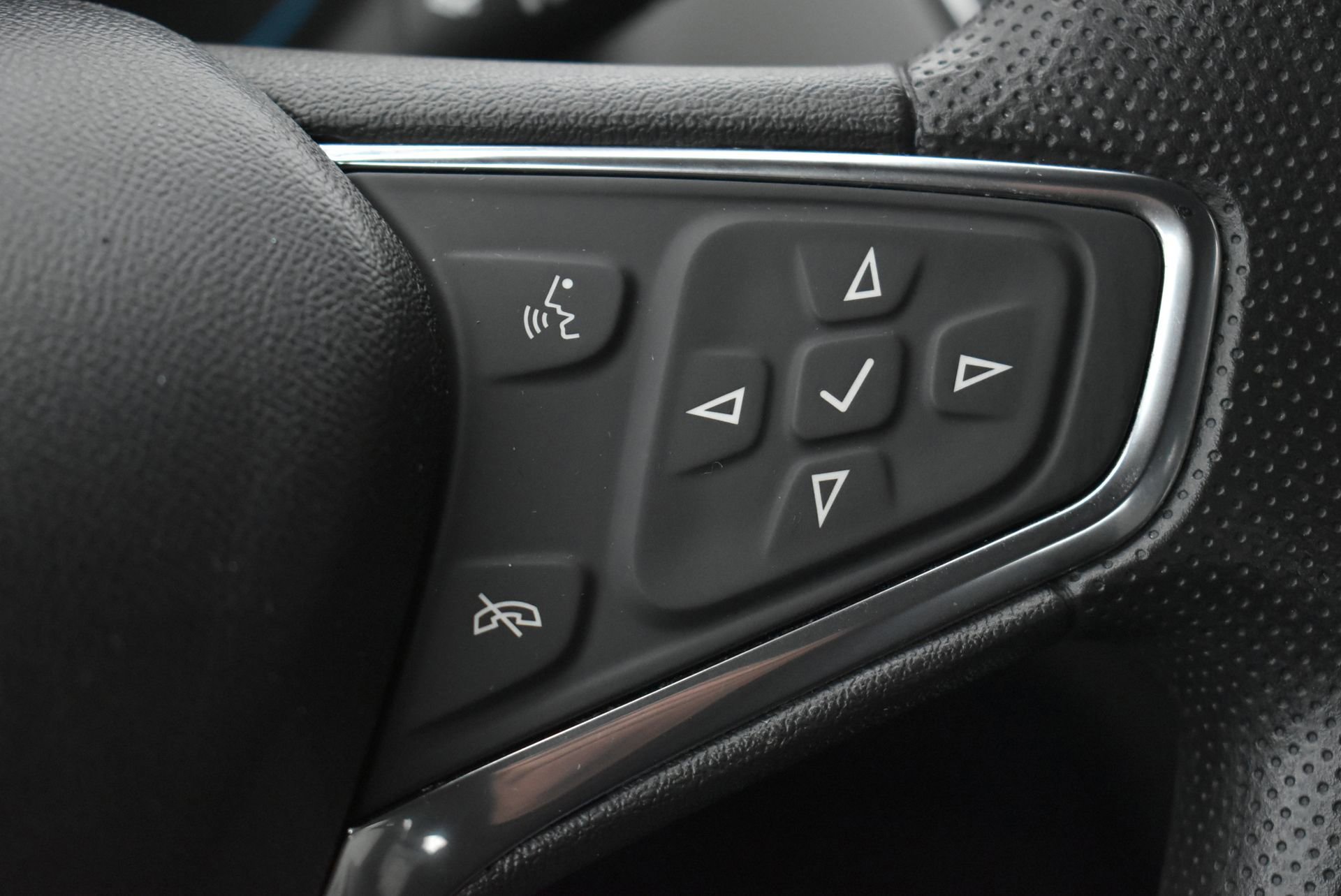 Used 2020 Chevrolet Equinox LS image 18