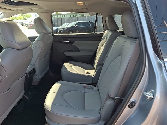 Used 2023 Toyota Highlander XLE FWD image 11