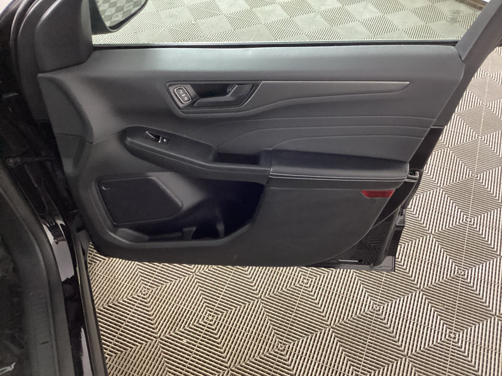 Certified 2023 Ford Escape Active AWD/4WD image 9