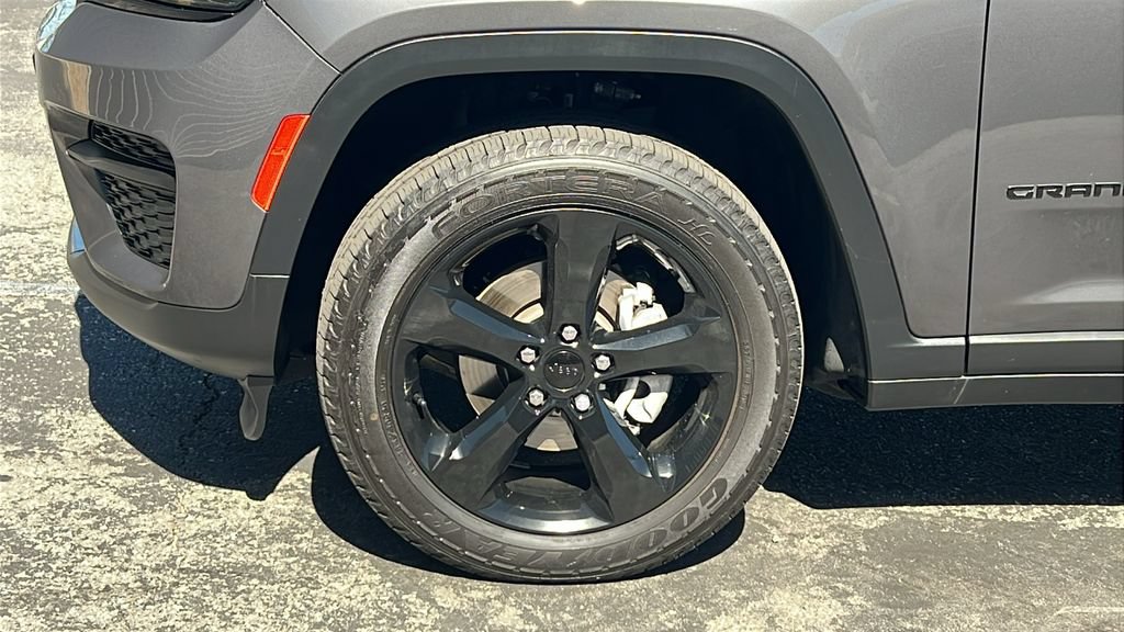 Used 2023 Jeep Grand Cherokee Altitude AWD/4WD image 8