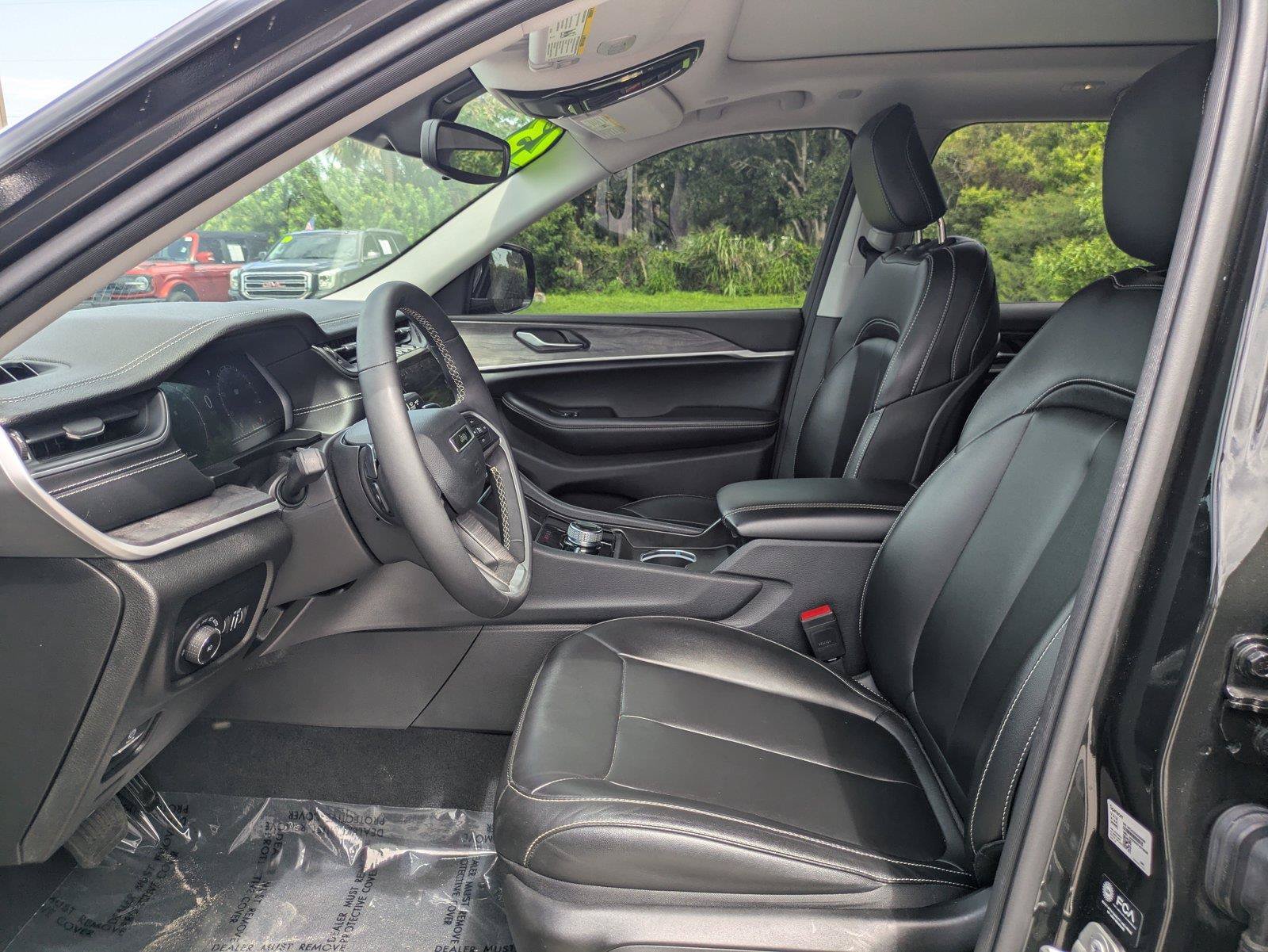 Used 2023 Jeep Grand Cherokee Limited AWD/4WD image 22
