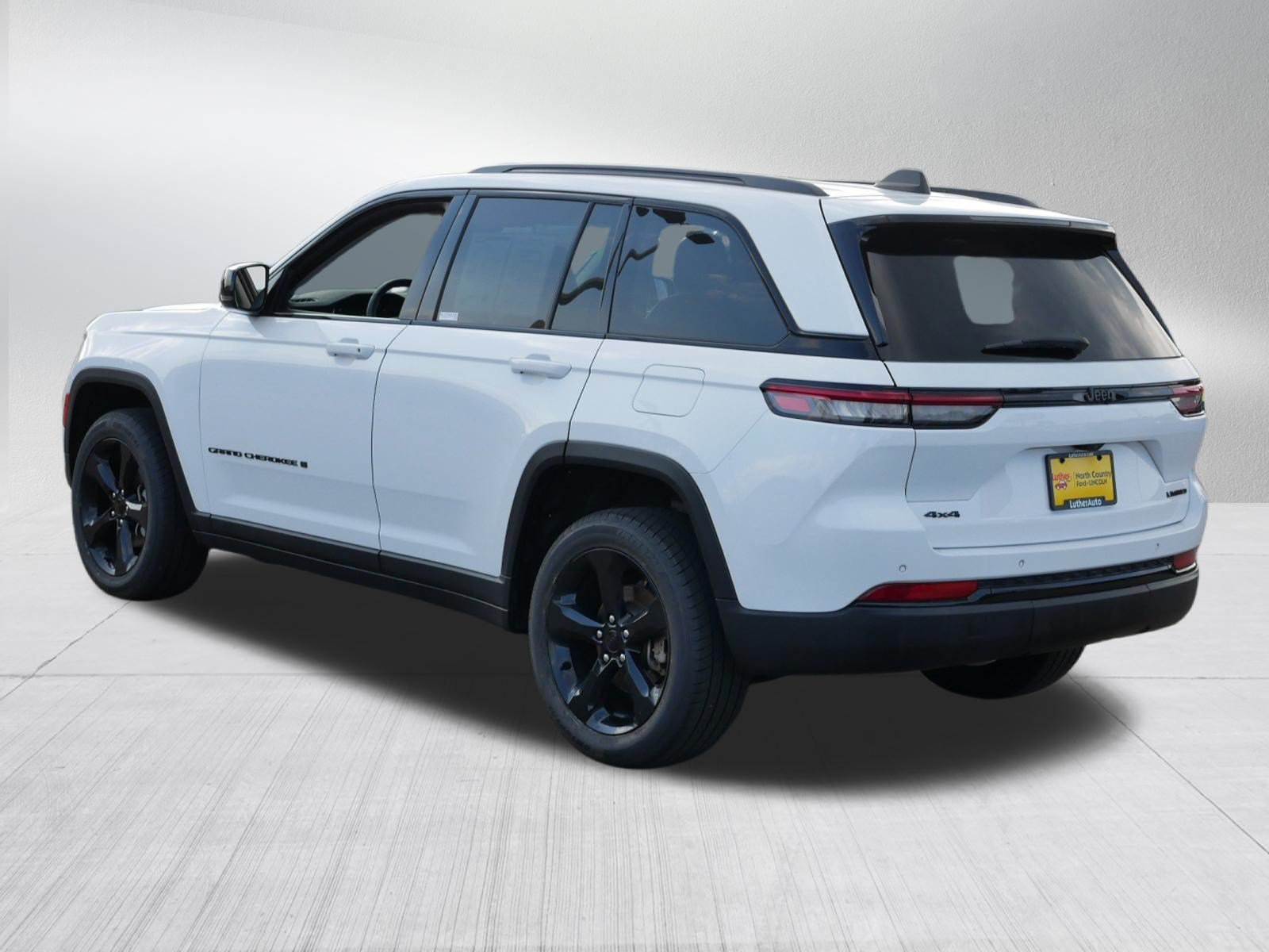 Used 2024 Jeep Grand Cherokee Limited w/ Black Appearance Package AWD/4WD image 5