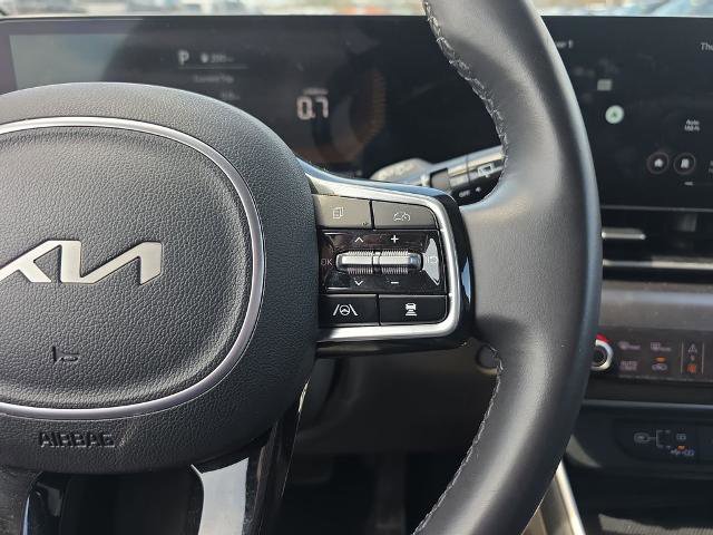 Used 2025 Kia Carnival FWD image 28