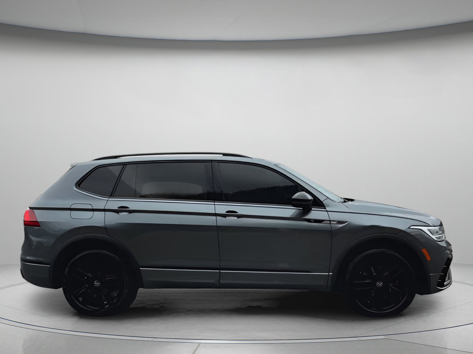 Used 2022 Volkswagen Tiguan SE R-Line image 24