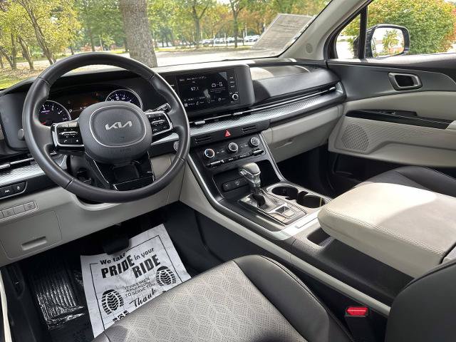 Used 2024 Kia Carnival LX FWD image 2