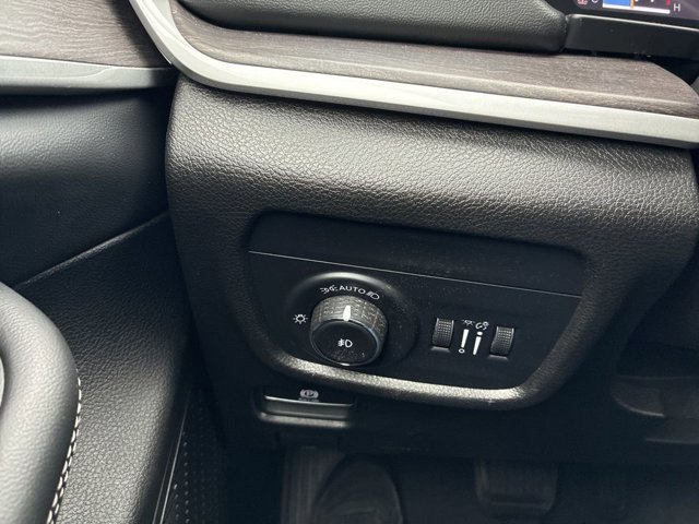 Used 2023 Jeep Grand Cherokee Limited AWD/4WD image 30