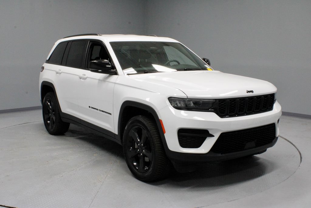 Used 2023 Jeep Grand Cherokee Altitude AWD/4WD image 1